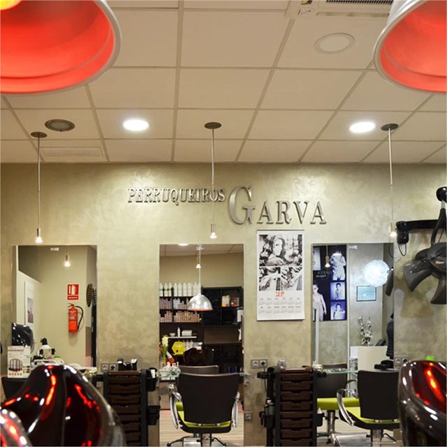 ¡Forma parte de nuestro equipo de peluqueros en Miño!